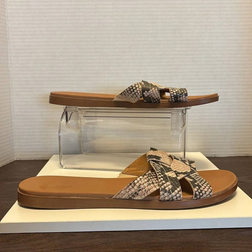 Universal Thread Black and Cream Sandals with Snake Print